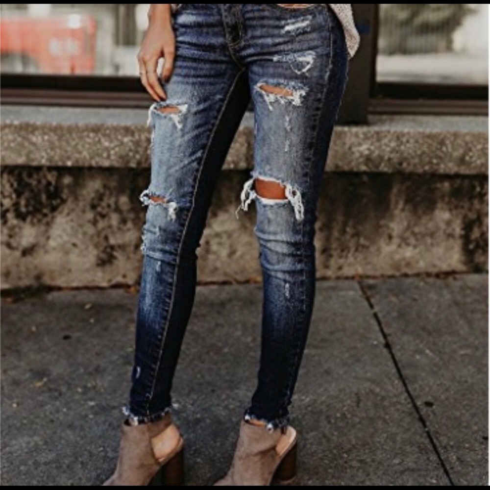 GILLY Distressed Skinny Jeans